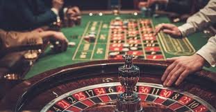 Live dealer at violet slot Over Under table